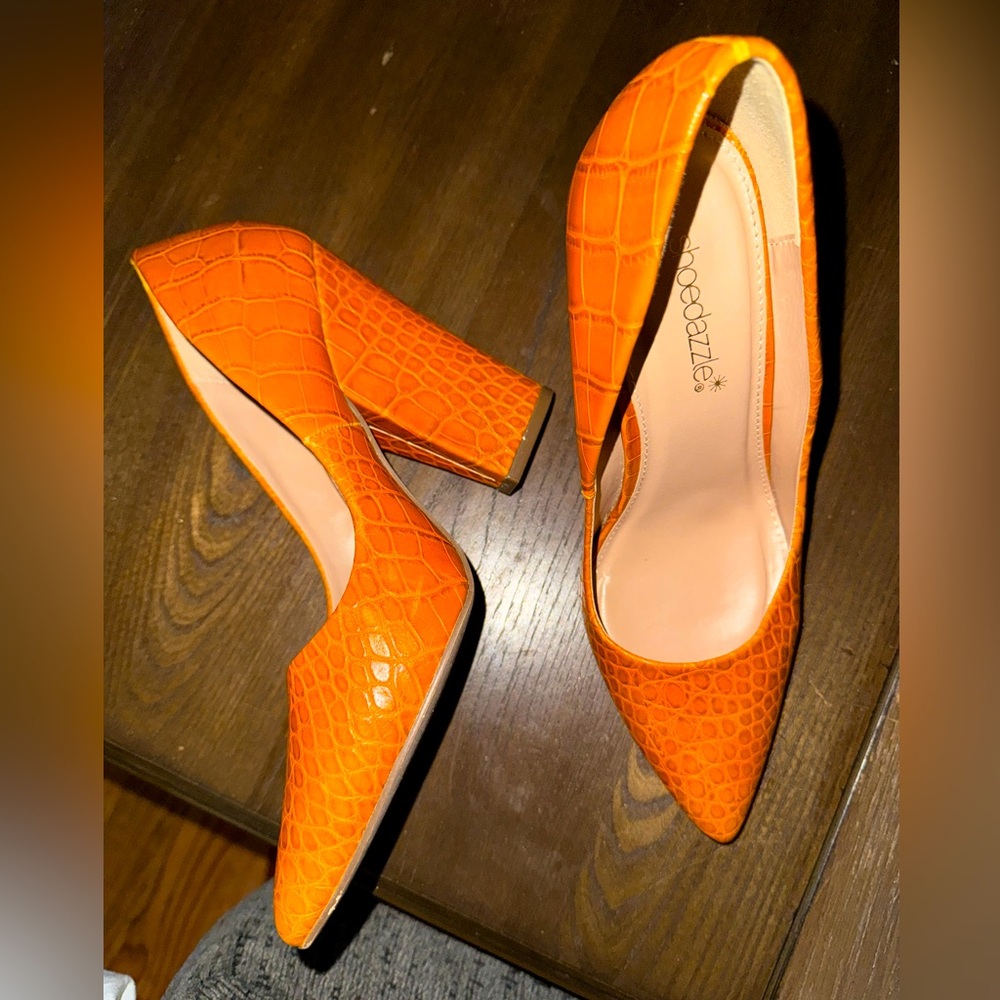 Chic orange faux snake skin pumps